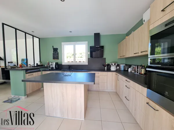 Jolie villa de plain-pied sur terrain arboré de 1600 m2