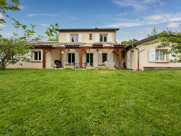 Belle maison familiale de 180 m2 avec appartement indépendant à Saint-Didier-de-Formans