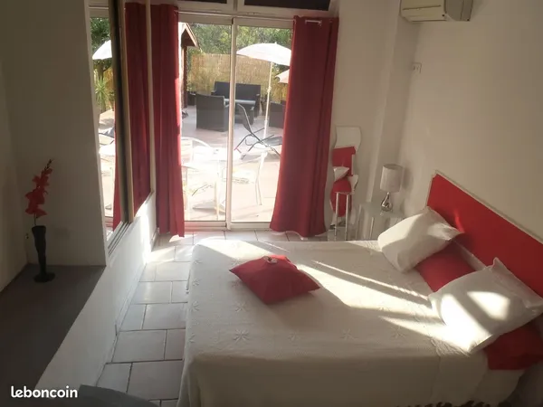 A 10 km de Nice, rdch de villa 2 pièces, à la campagne