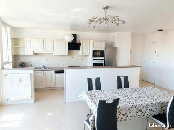 Appartement T3 meublé 75,6 m² - Le Mans, avenue Bollée - 9e étage avec vue dégagée