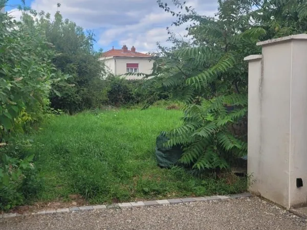 TERRAIN 495 m² 69800 ST PRIEST