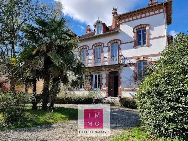 IMMEUBLE DE CARACTERE 272m² Piscine Dépendances Parc 2300m²