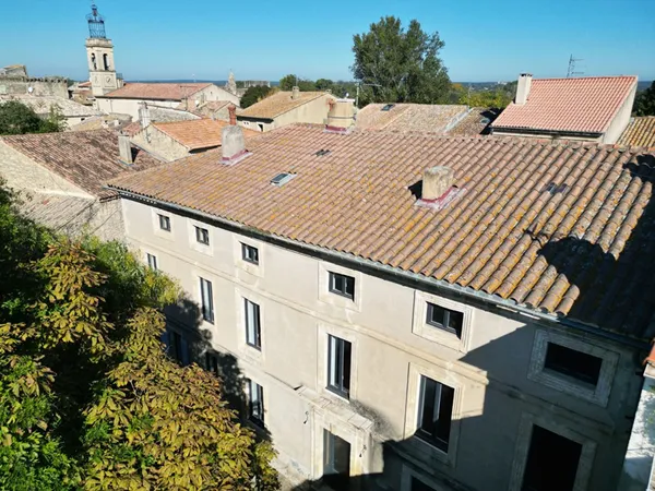 Remoulins - Au coeur du village, plateau à rénover avec place de parking