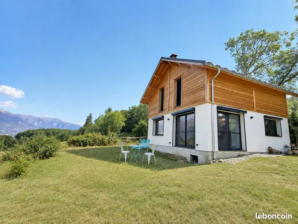 Maison neuve, vue montagne