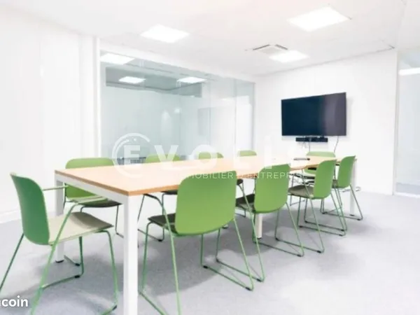 Bureau 692 m²