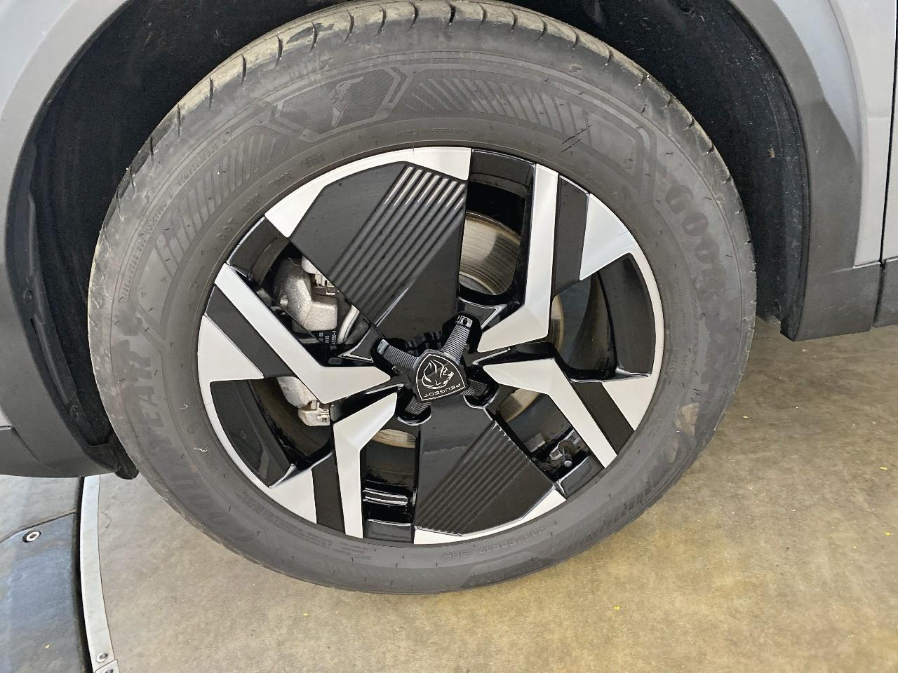 Peugeot 2008 hybrid 145 e-dcs6 allure — photo 11