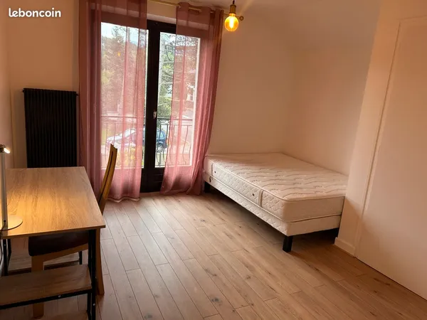 Grande chambre avec lit double et balcon - Colocation villa