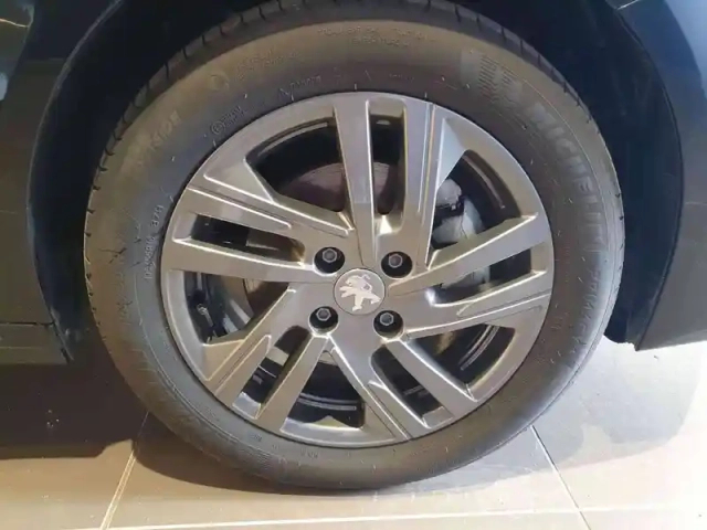 Peugeot 208 puretech 100 s&amp;s bvm6 — photo 14