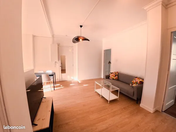 Chambre 17 m² - COLOCATION GRENOBLE - APPARTEMENT de 85 m² - 3 CHAMBRES