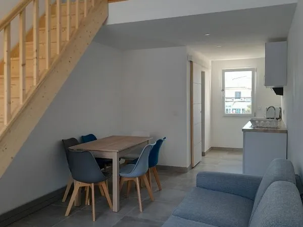 Loue studio/mezzanine à l'année
