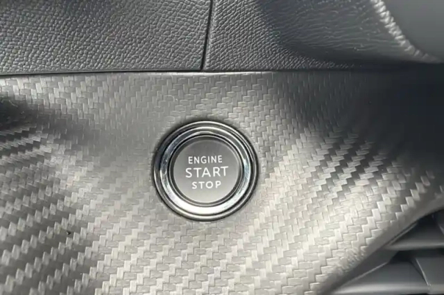 Peugeot 2008 hybrid 145 e-dcs6 — photo 17