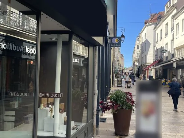 Fonds de commerce hyper centre Meaux, rue piétonne, appartement inclus