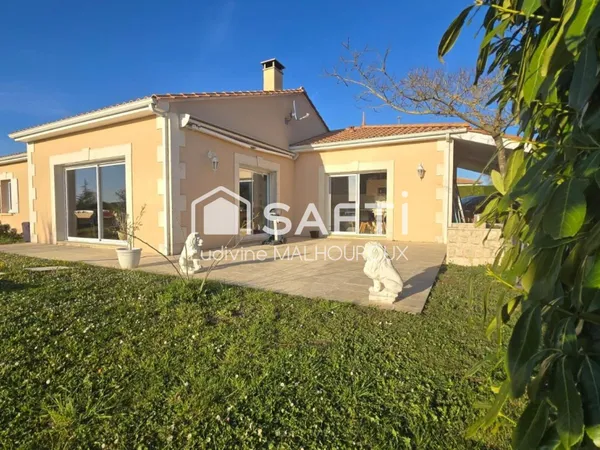 Maison familiale lumineuse avec piscine à Villebois-Lavalette - 140 m² sur 1 260 m² de terrain
