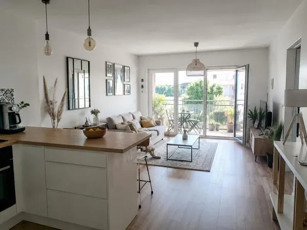 APPARTEMENT 2 PIÈCES AVEC BALCON + PARKING - AU PIED DU PONT DE PIERRE ET DE STALINGRAD