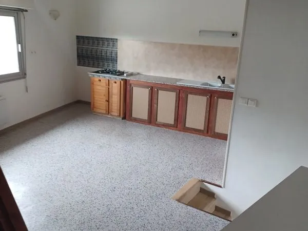 Idéal jeune étudiant(e) / jeune débutant(e) dans la vie active. Maison avec petit garage + stationne
