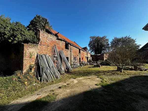 Terrain constructible avec Grange à réhabiliter
