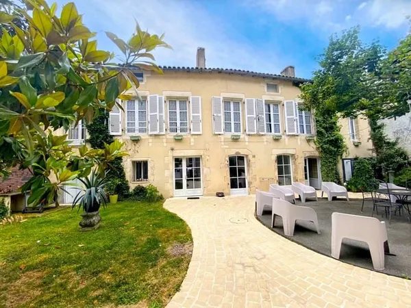 GRANDE MAISON DE VILLE AVEC COUR