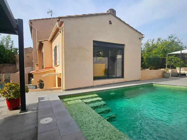 Maison T6 de 115m² sur parcelle de 480m², piscine, stationnement, au calme