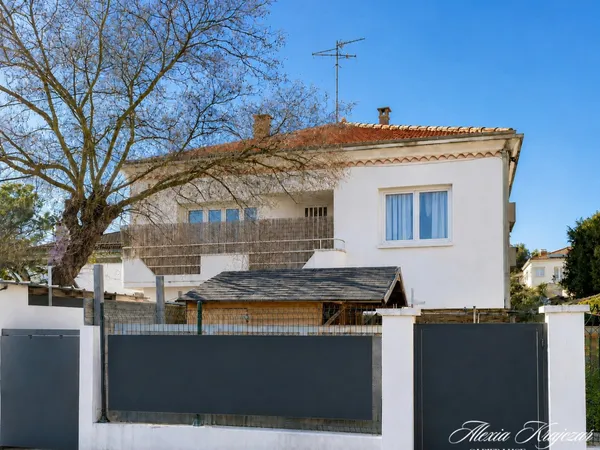 A VENDRE - Immeuble de rapport de 238m² habitables en R+1 - Parcelle de 591m² - 3 logements avec ext