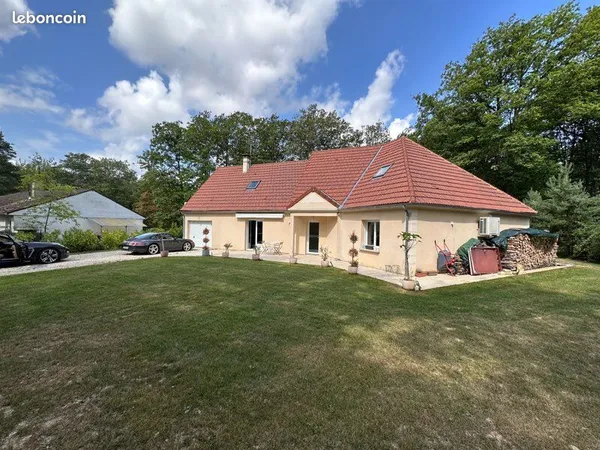 Propriété arborée avec piscine dans domaine