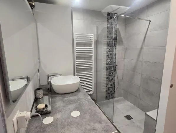 Un studio indépendant, meublé, prêt à vivre dès aujourd'hui, charges, wifi et parking