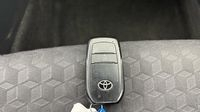 Toyota Yaris 116h Design 5p MY22 — photo 16