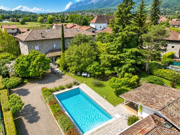 Crolles – Propriété de caractère avec deux maisons indépendantes sur 2 300 m² de terrain