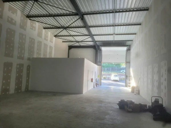Local d'activité 1 pièce 202 m²
