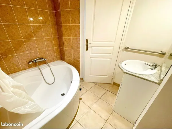 À LOUER - Appartement 33 m² - Montfort-sur-Argens - 470 /mois charges comprises