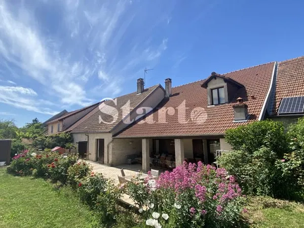 Ancien corps de ferme avec jardin arboré et piscine