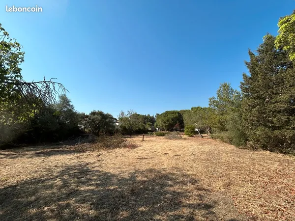 Terrain de 740 m² à BIZANET