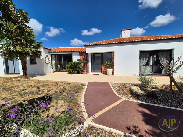 Centre ville Challans 192 m2 / 3 chambre / 2 garages / terrain 1000 m²