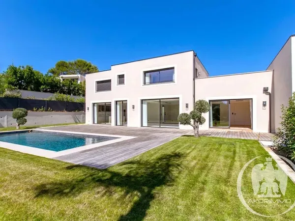 Magnifique villa contemporaine de 280 m² offrant 8 pièces principales sur 3 niveaux