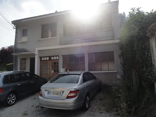 Maison indépendante 2 appartements avec petit terrain ville.