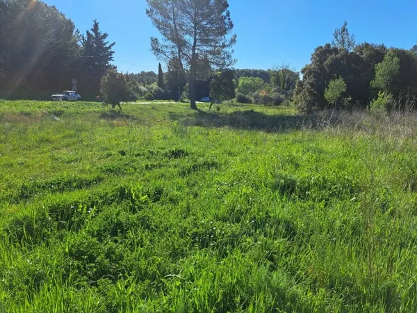 Terrain 330 m²