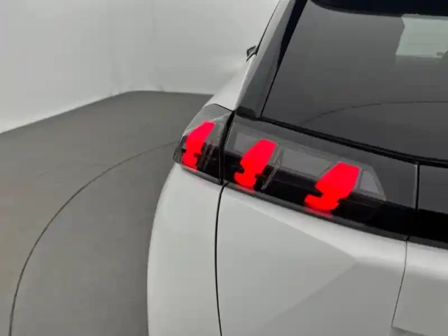 Peugeot 2008 puretech 130 s&amp;s eat8 — photo 17