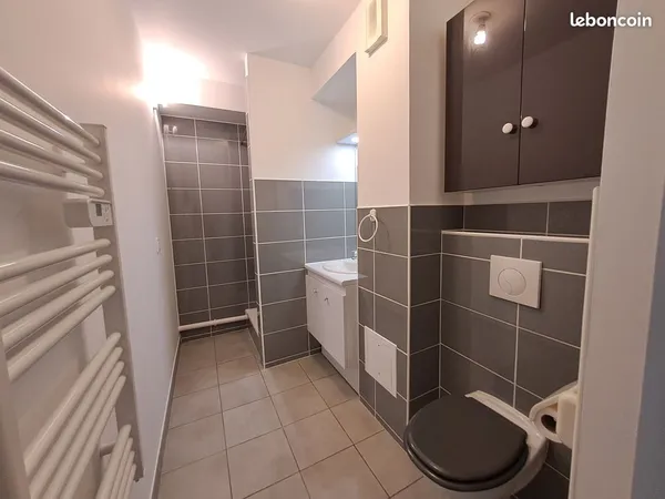 F2 Rénové de 40 m² avec Balcon, Parking & Cave
