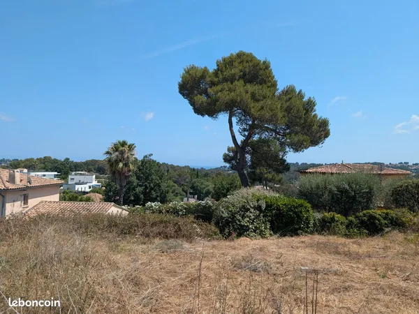 Terrain vue mer 912m². Vendu viabilisé avec PC pour villa de 152m² de SDP + garage de 25m²