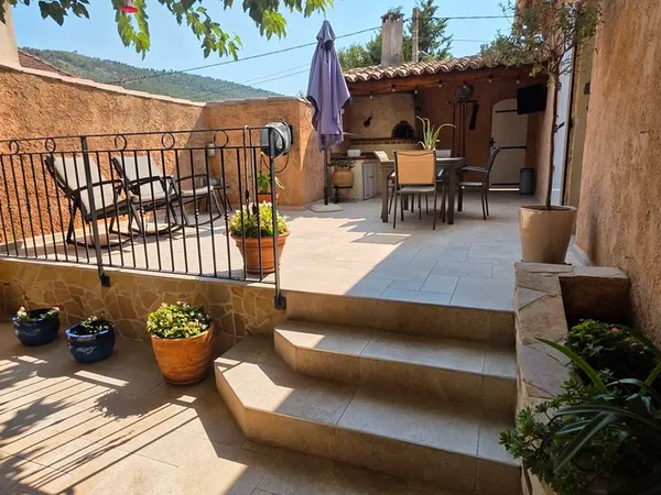 Maison avec piscine et grand garage