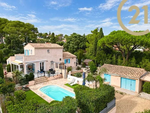 VENTE EN EXCLUSIVITE - SAINT-AYGULF - VILLA AVEC PISICNE ET