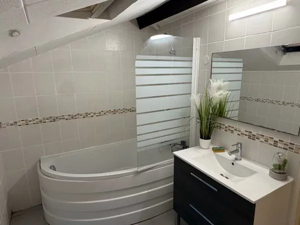 Studio dans pavillon