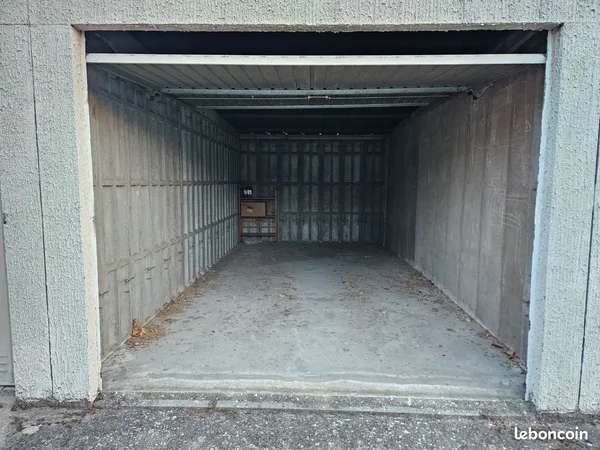 Garage / box fermé 15m2 rue Jean Jacques Rousseau
