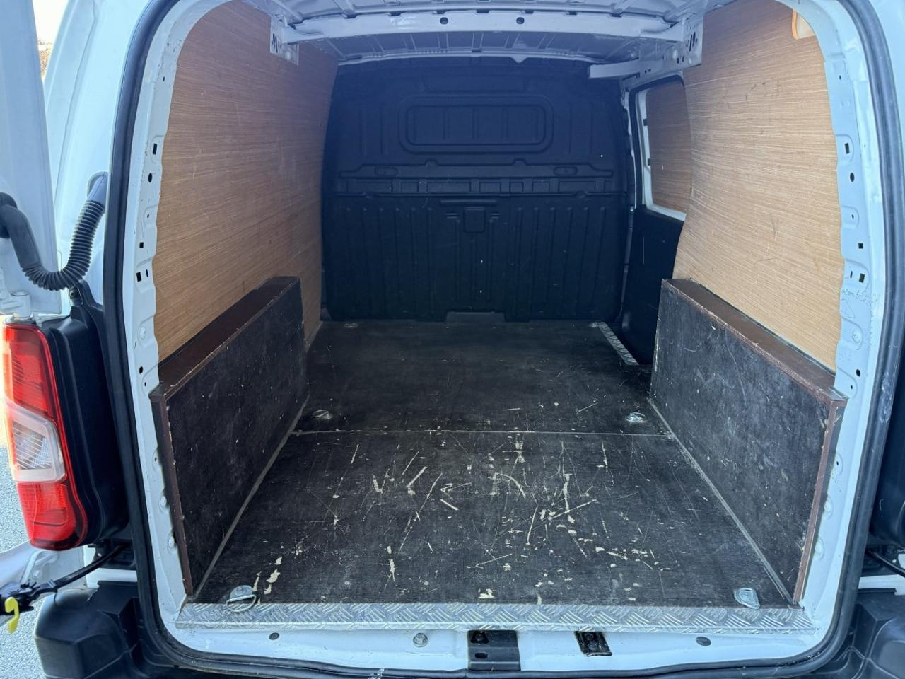 Peugeot Partner bluehdi 130 s&s eat8 950kg long asphalt — photo 5