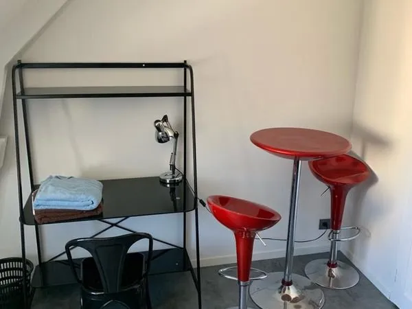 Chambre meublée disponible dans une maison de 5 logements indépendants, située à Angers, à proximité
