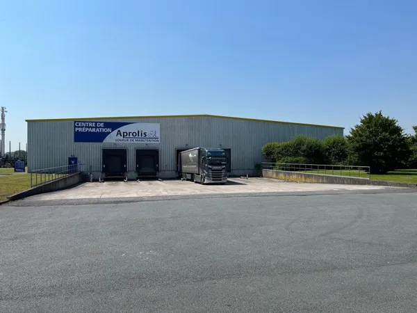 Entrepôt logistique avec 4 quais de déchargement