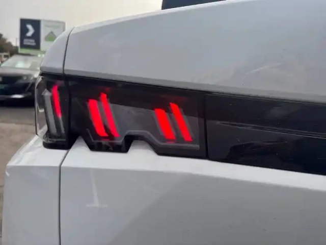 Peugeot 3008 hybrid 145 e-dcs6 — photo 37
