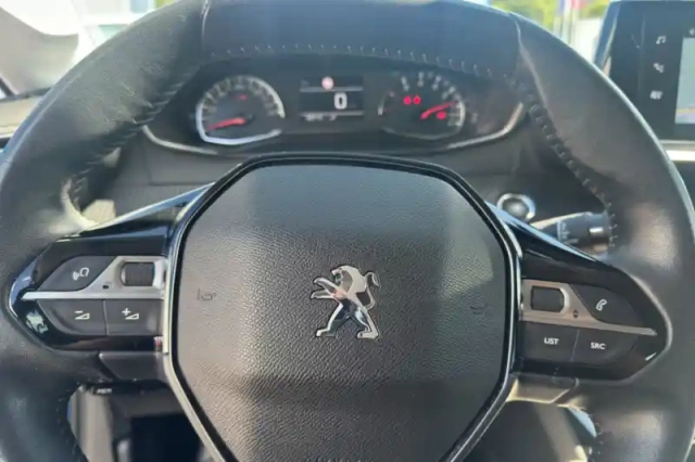 Peugeot 208 puretech 100 s&amp;s bvm6 — photo 11