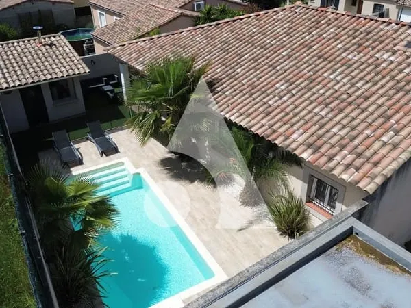 Villa de plain-pied entièrement rénovée avec piscine