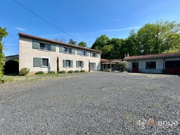 A vendre - superbe maison familiale rénovée - 6 chambres - avec dépendances
