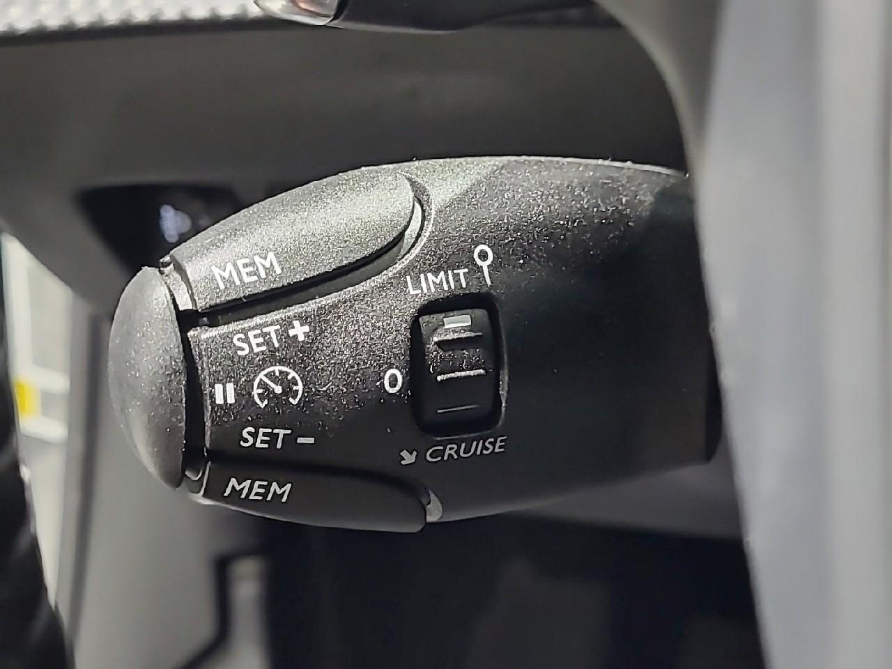 Peugeot 2008 hybrid 145 ch e-dcs6 allure — photo 24